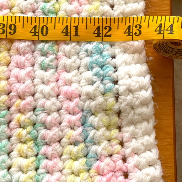 Sale🔥🔥 Handmade Tablecloth Size: 43 X 25 - Picture 4 of 6